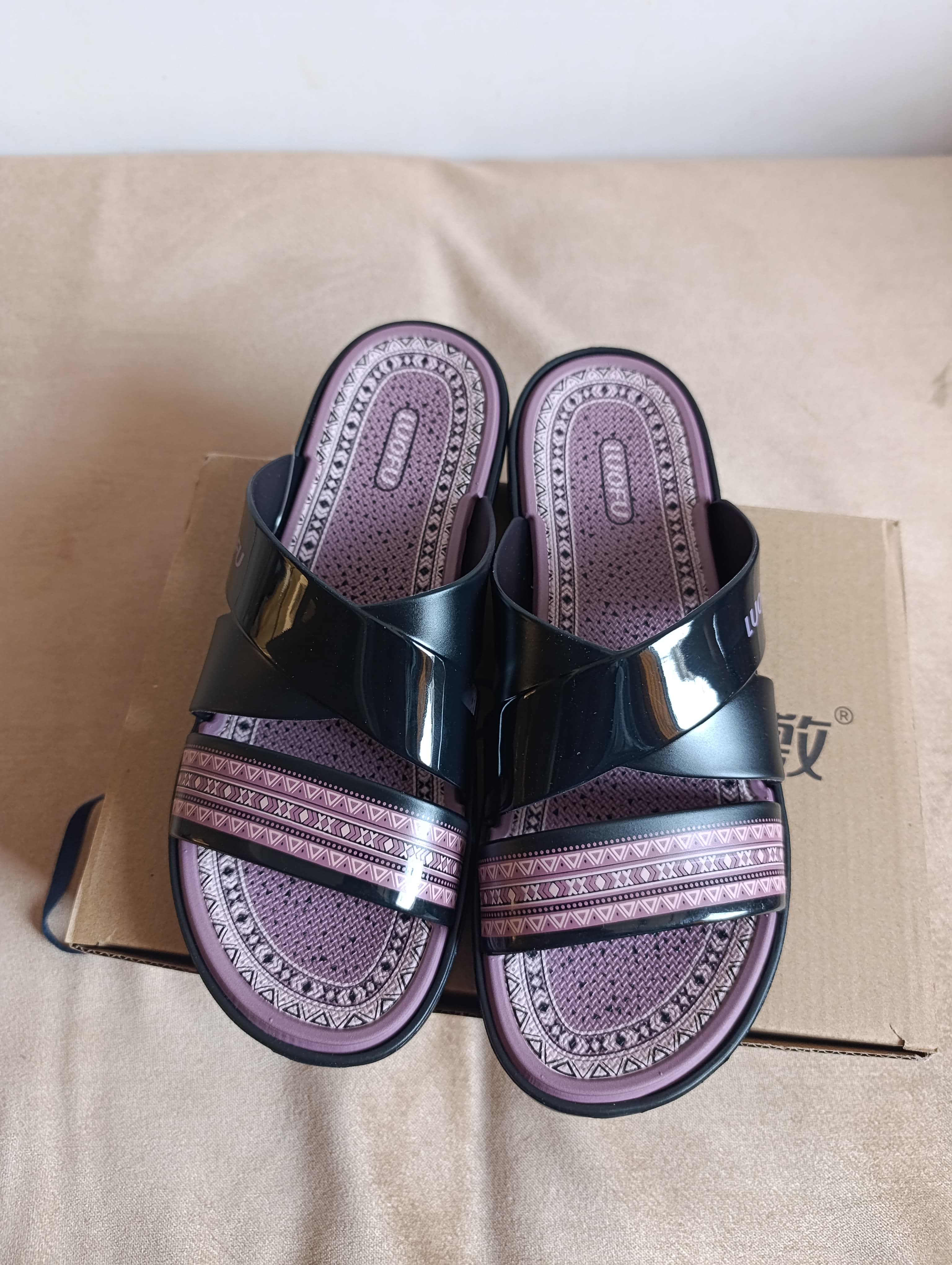 Sandales Femme LUOFU – Noir & Motif Ethnique Mauve